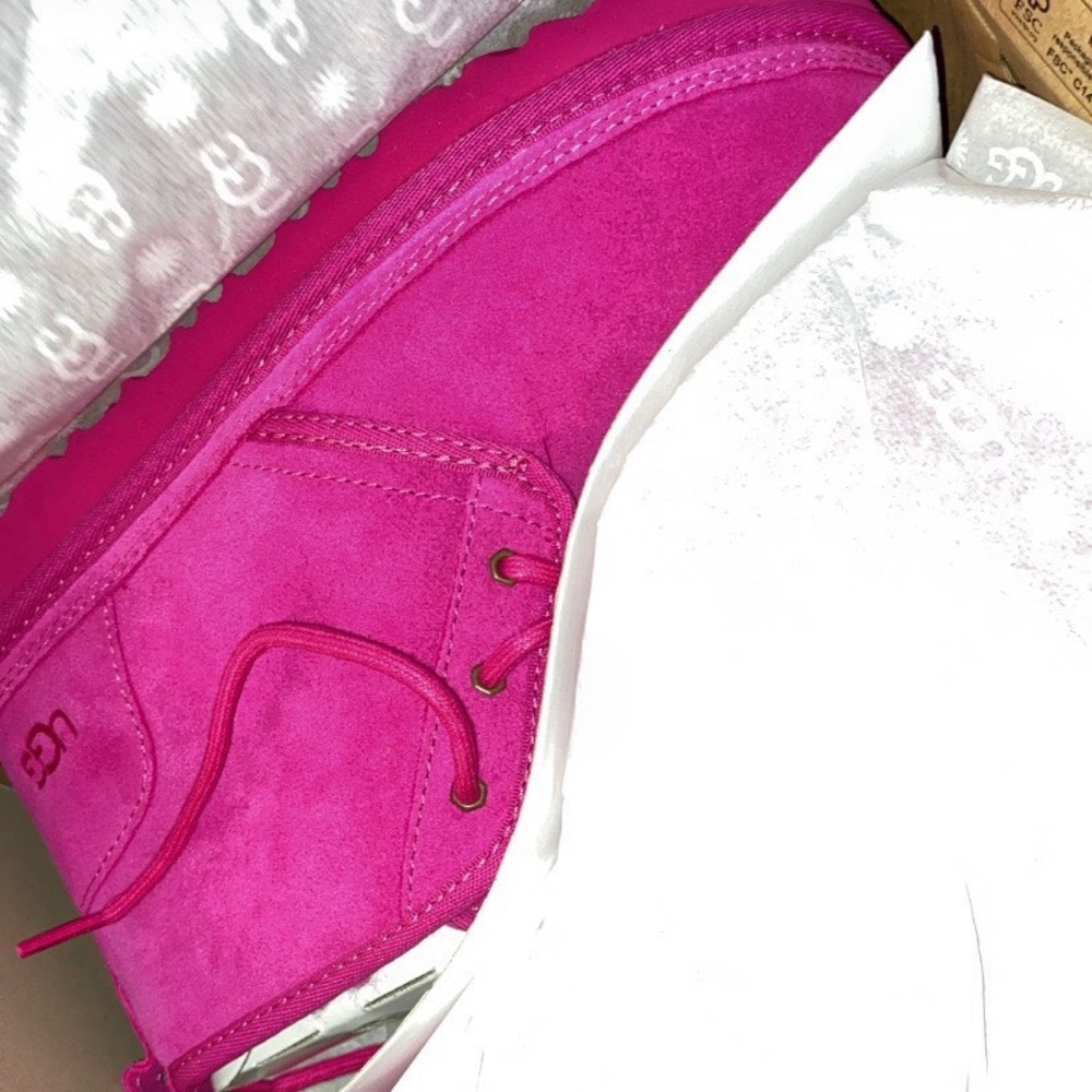 Pink uggs Size 6 in Women. Never worn. No scuffs, marks anything. BRAND NEW.
